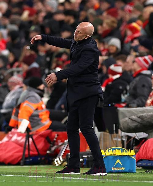 裁判专家：拉莫斯肘部侵占皮球运行空间应给点球